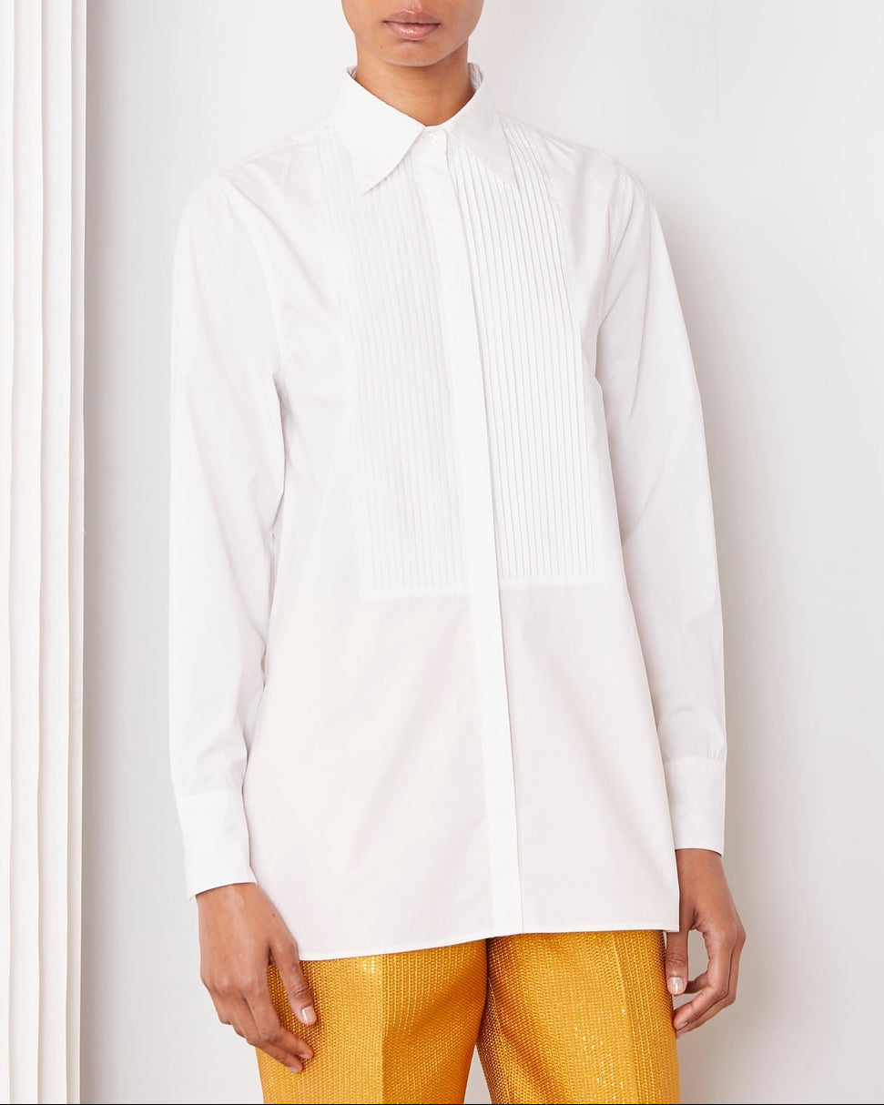 Officine Générale – Chemise Ronny - Blanc - Femme, mannequin portant une chemise blanche plissée et un pantalon doré, vue de face