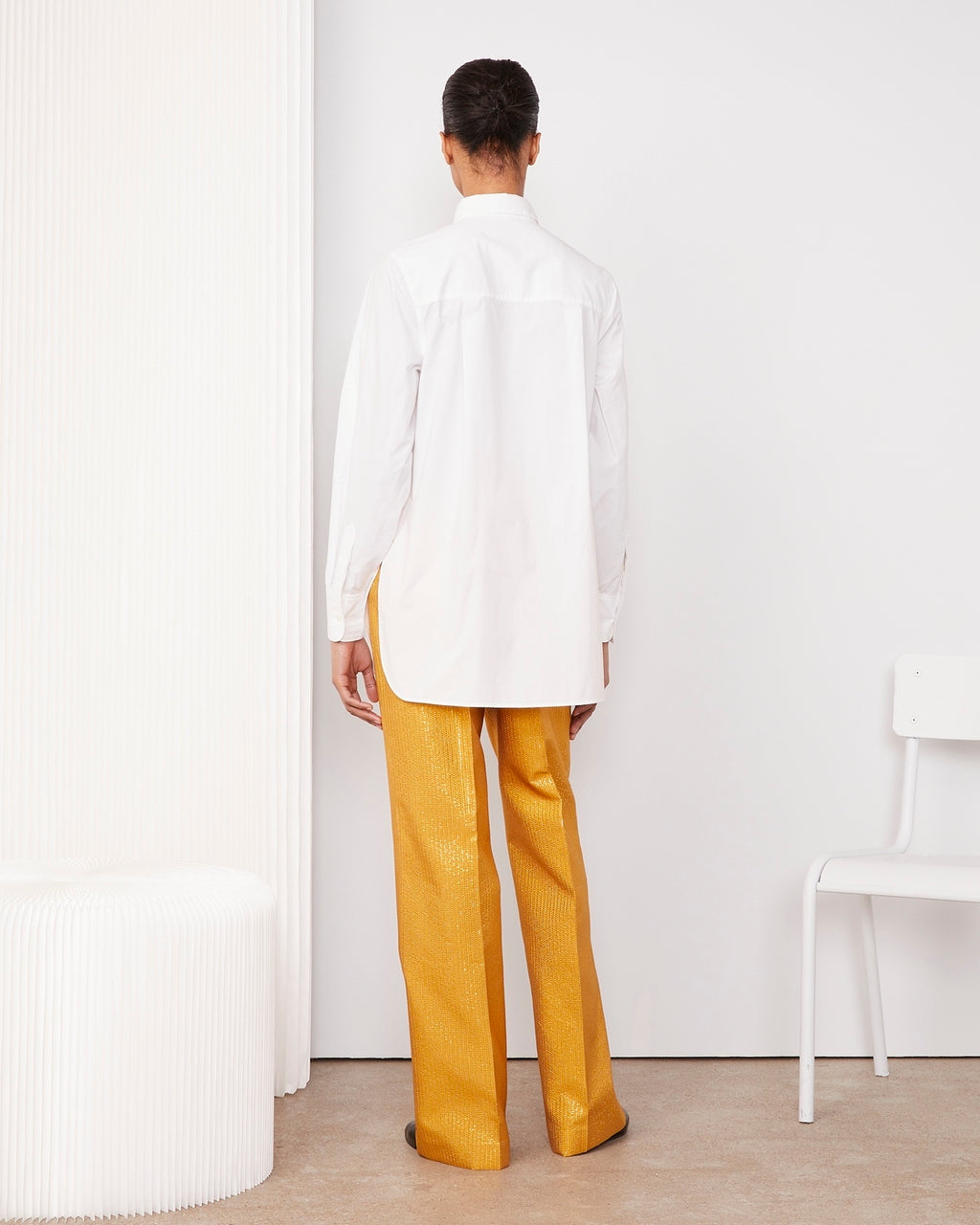 Officine Générale – Chemise Ronny - Blanc - Femme, mannequin de dos portant une chemise blanche et un pantalon jaune
