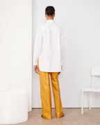 Officine Générale – Chemise Ronny - Blanc - Femme, mannequin de dos portant une chemise blanche et un pantalon jaune