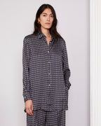 Officine Générale – Chemise Elzi - Bleu Marine/Écru - Femme, mannequin femme brune, chemise et pantalon imprimés noirs et blancs, vue de face