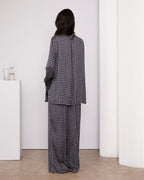 Officine Générale – Chemise Elzi - Bleu Marine/Écru - Femme, mannequin de dos portant un ensemble pantalon et chemise à motifs