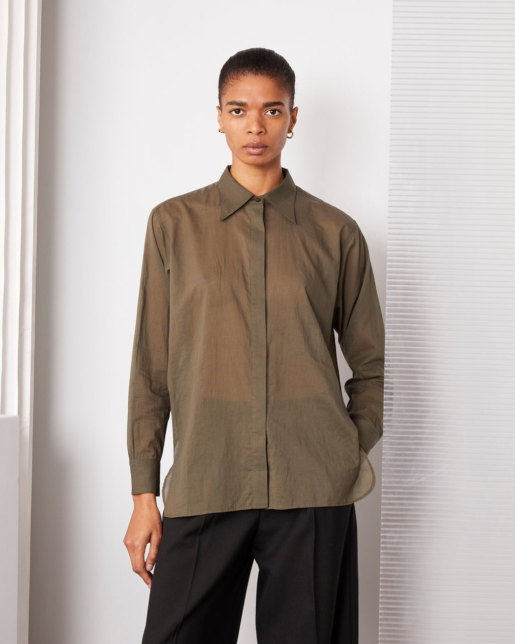 Officine Générale – Chemise Augustine Patte Cachée - Olive Nuit - Femme, mannequin portant une chemise kaki en coton et un pantalon noir