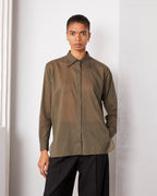 Officine Générale – Chemise Augustine Patte Cachée - Olive Nuit - Femme, mannequin portant une chemise kaki en coton et un pantalon noir