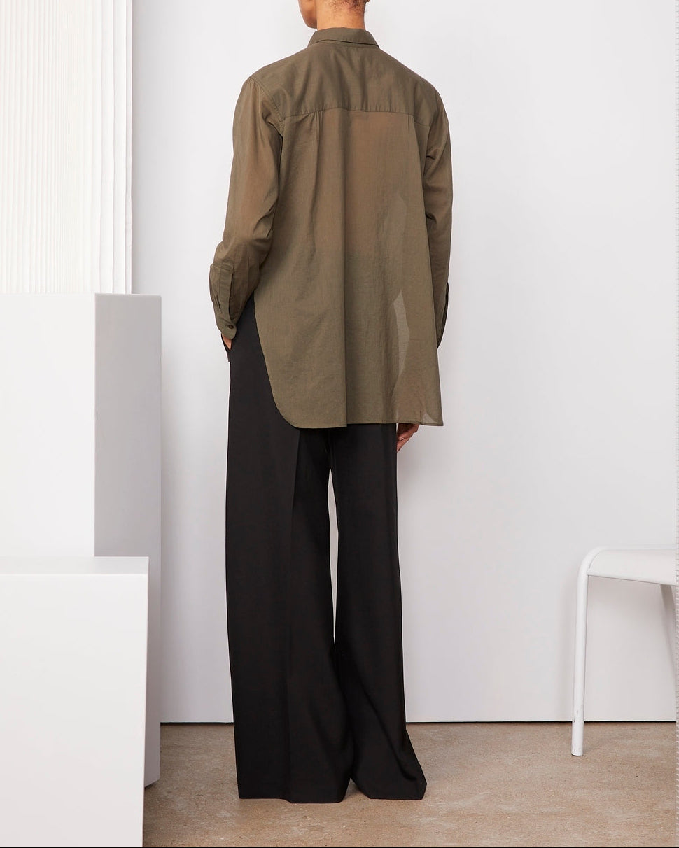 Officine Générale – Chemise Augustine Patte Cachée - Olive Nuit - Femme, mannequin de dos portant une chemise kaki et un pantalon noir