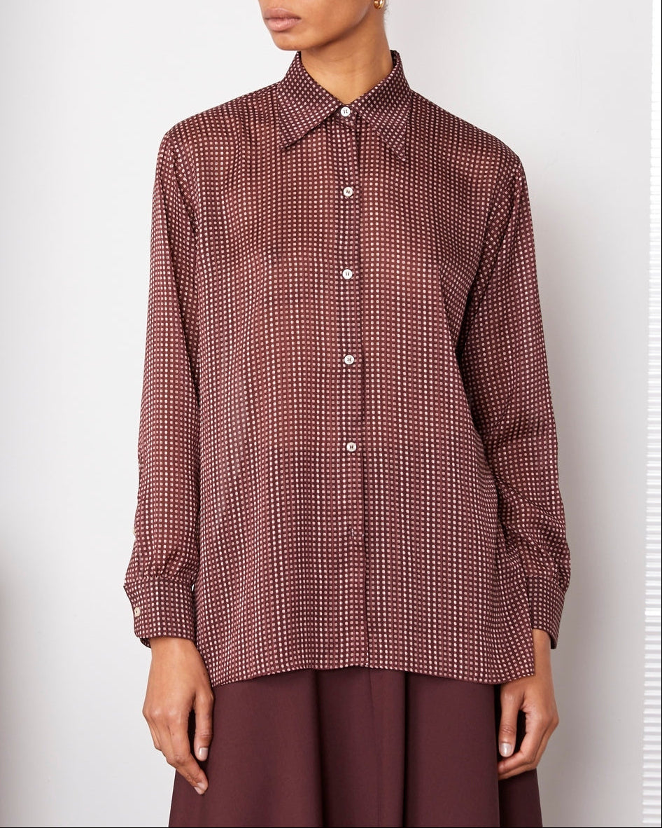 Officine Générale – Chemise Augustine - Lie De Vin/Bordeaux/Écru - Femme, chemise à motifs bordeaux et blancs portée par un mannequin, vue de face