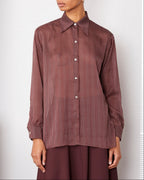 Officine Générale – Chemise Augustine - Lie De Vin/Bordeaux/Écru - Femme, chemise à motifs bordeaux et blancs portée par un mannequin, vue de face