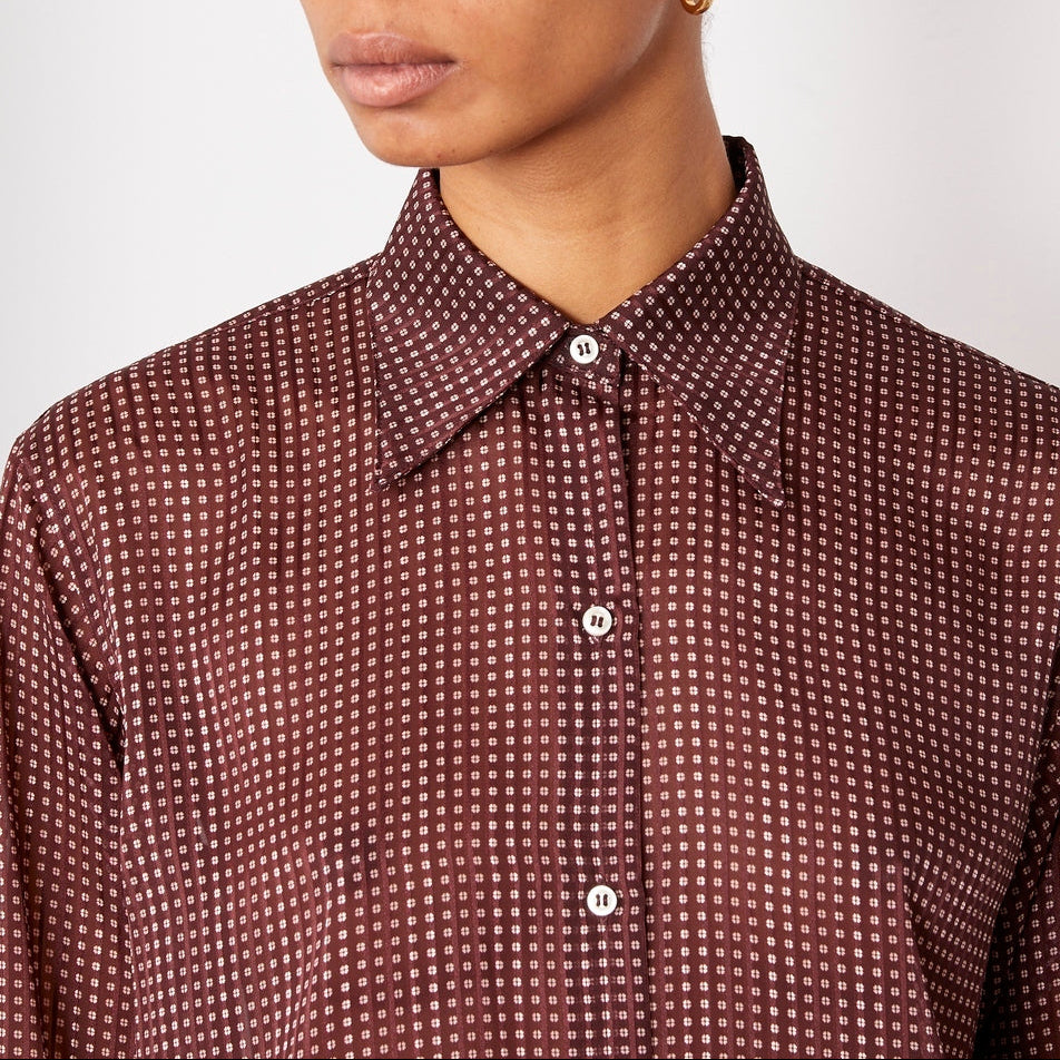 Officine Générale – Chemise Augustine - Lie De Vin/Bordeaux/Écru - Femme, mannequin femme de profil portant une chemise marron à motifs