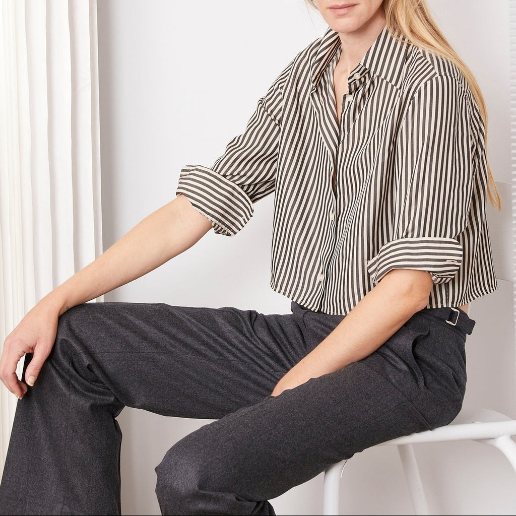 Officine Générale – Chemise Cataleya - Écru/Gris Foncé - Femme, mannequin femme assise, chemise rayée noire et blanche, pantalon gris