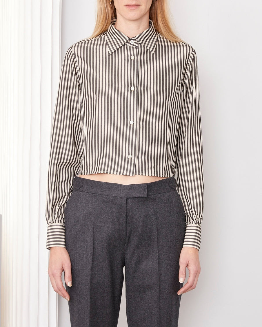Officine Générale – Chemise Cataleya - Écru/Gris Foncé - Femme, mannequin femme portant une chemise rayée noire et blanche et un pantalon gris