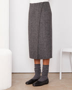 Officine Générale – Jupe Pietra - Gris Foncé/Gris Moyen - Femme, jupe midi grise en laine portée avec des chaussettes et chaussures
