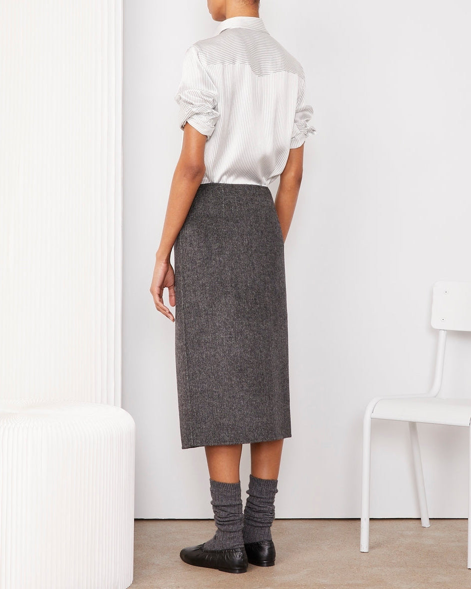 Officine Générale – Jupe Pietra - Gris Foncé/Gris Moyen - Femme, mannequin de dos portant une chemise satinée et une jupe en laine