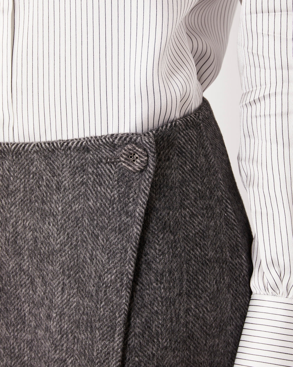 Officine Générale – Jupe Pietra - Gris Foncé/Gris Moyen - Femme, gros plan sur une jupe en tweed gris à chevrons et une chemise rayée