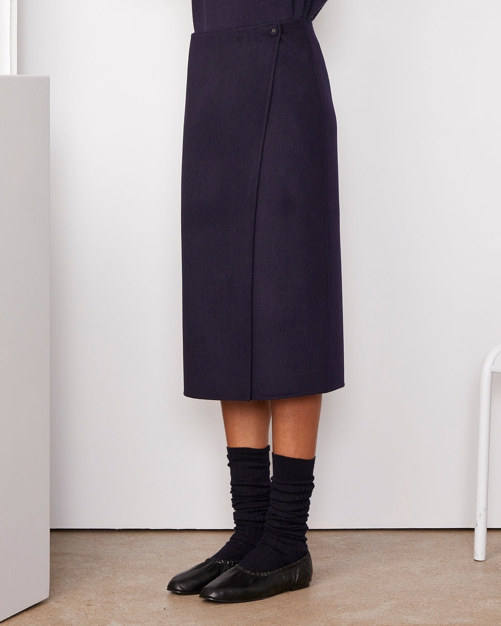 Officine Générale – Jupe Pietra - Bleu Marine - Femme, jupe midi portefeuille bleu marine portée avec des chaussettes et chaussures