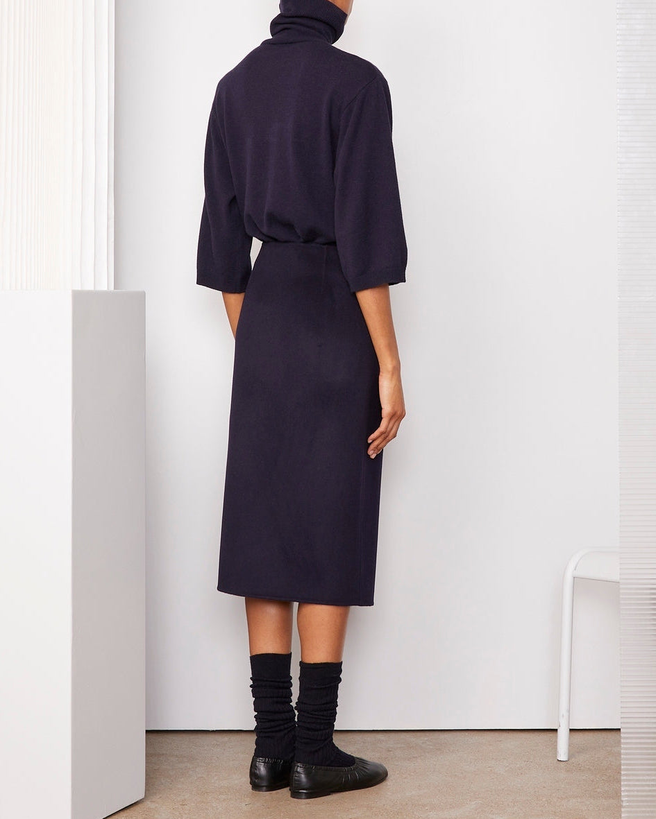 Officine Générale – Jupe Pietra - Bleu Marine - Femme, mannequin de dos portant une robe pull bleu marine en maille