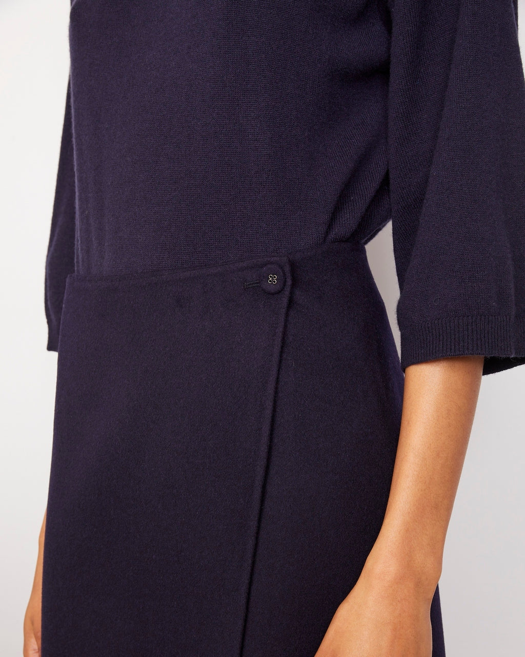 Officine Générale – Jupe Pietra - Bleu Marine - Femme, robe pull bleu marine portée, détail du bouton sur le côté