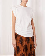 Officine Générale – T-Shirt Inaya - Blanc - Femme, mannequin portant un t-shirt blanc et une jupe longue marron à motifs