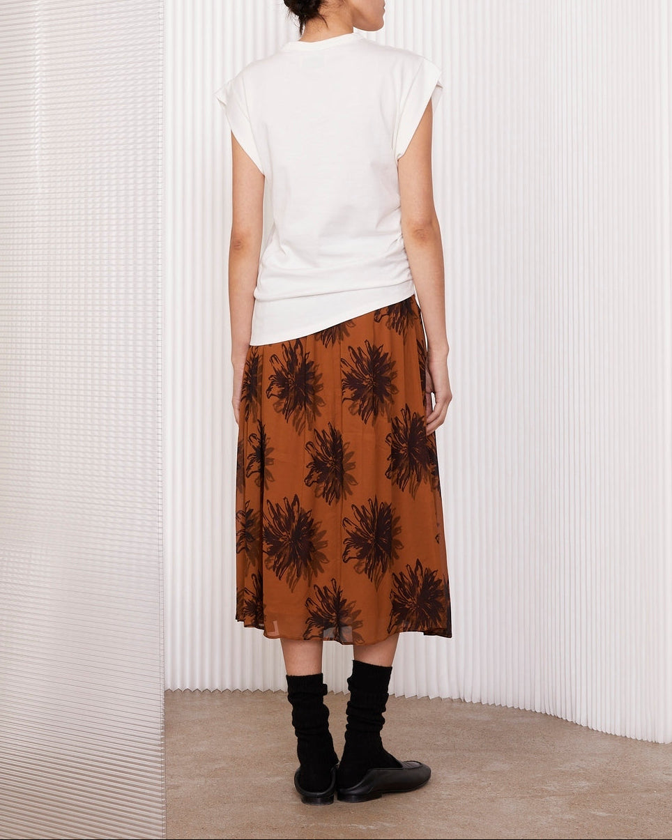 Officine Générale – T-Shirt Inaya - Blanc - Femme, mannequin de dos portant un haut blanc et une jupe marron à motifs noirs