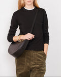 Officine Générale – Pull Isabelle - Noir - Femme, mannequin femme blonde de face, pull noir, pantalon vert, sac noir