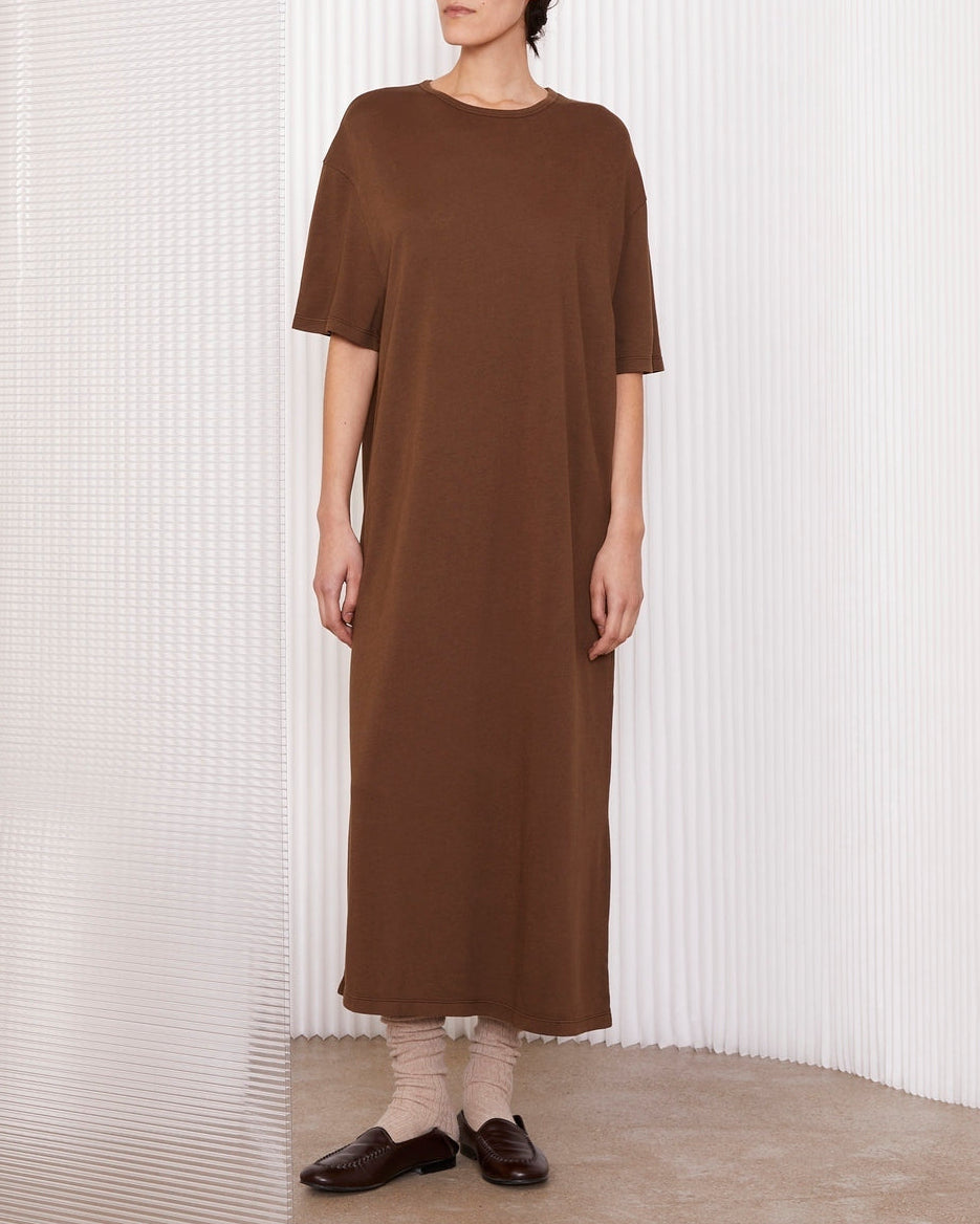 Officine Générale – Robe Abba - Café Glacé - Femme, mannequin portant une robe longue marron en jersey, vue de face