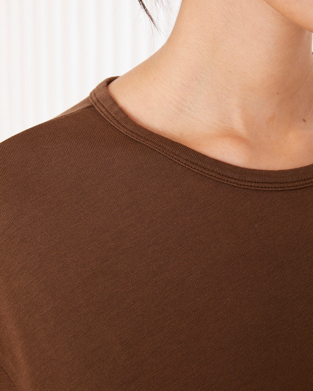 Officine Générale – Robe Abba - Café Glacé - Femme, vue rapprochée du cou et de l'épaule d'une femme portant un t-shirt marron