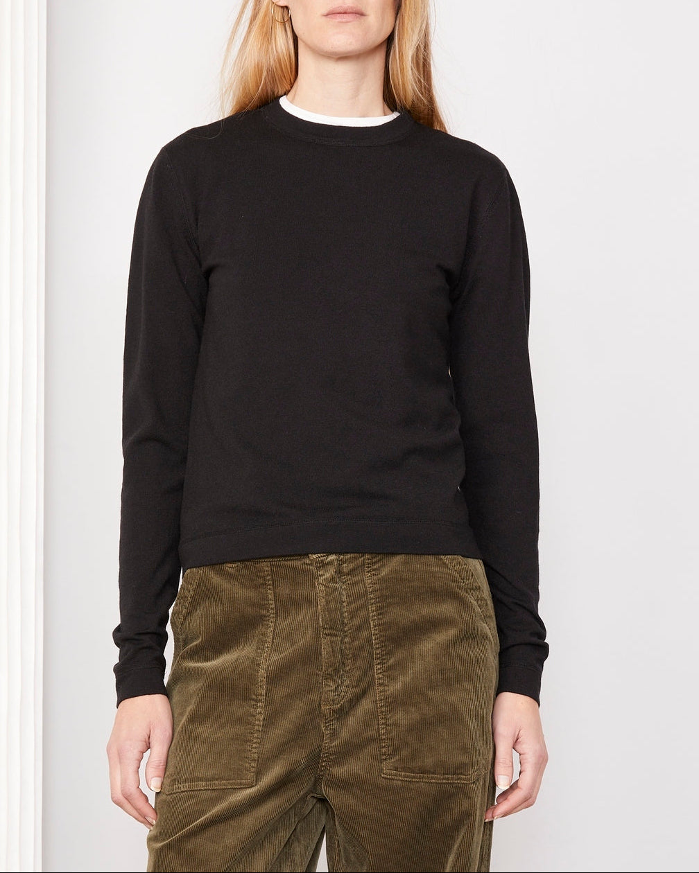 Officine Générale – Pull Isabelle - Noir - Femme, mannequin femme portant un pull noir et un pantalon en velours côtelé kaki