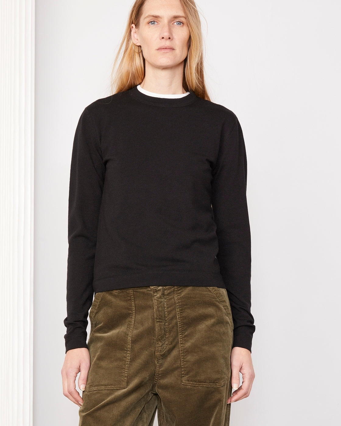 Officine Générale – Pull Isabelle - Noir - Femme, mannequin femme portant un pull noir et un pantalon en velours côtelé kaki