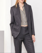 Officine Générale – Veste Giovanni - Gris Chiné Foncé - Femme, mannequin femme blonde portant un costume gris et une chemise rayée