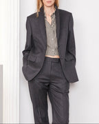 Officine Générale – Veste Giovanni - Gris Chiné Foncé - Femme, mannequin femme en costume gris et chemise rayée, vue de face