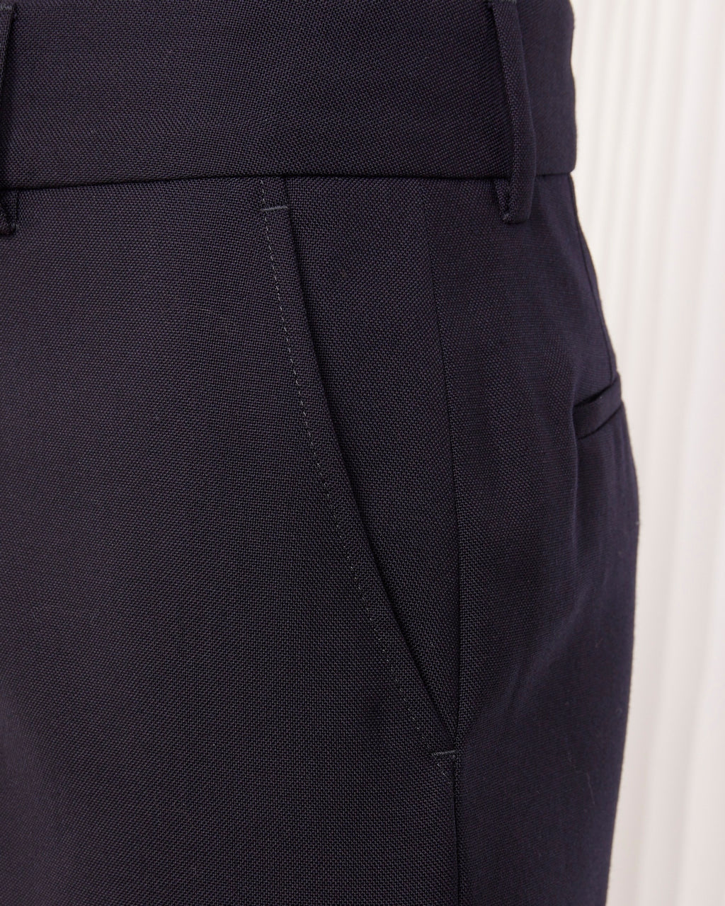 Officine Générale – Pantalon Josy - Bleu Marine - Femme, gros plan sur la poche latérale d'un pantalon bleu marine