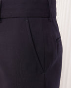 Officine Générale – Pantalon Josy - Bleu Marine - Femme, gros plan sur la poche latérale d'un pantalon bleu marine