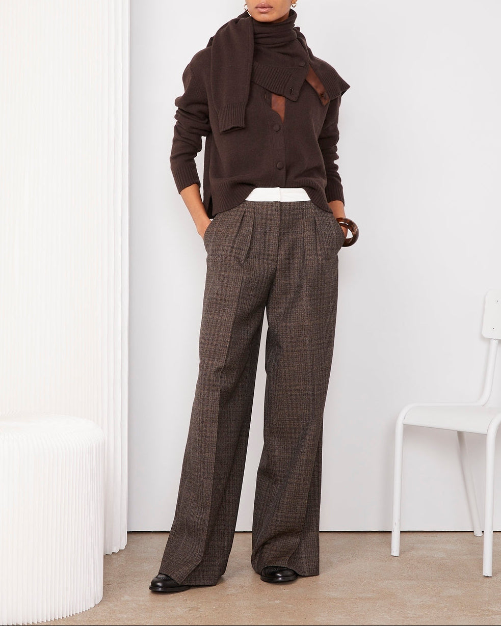 Officine Générale – Pantalon Elia Ceinturé - Café Glacé/Marron Foncé/Écru - Femme, mannequin femme portant un cardigan marron et un pantalon à carreaux marron