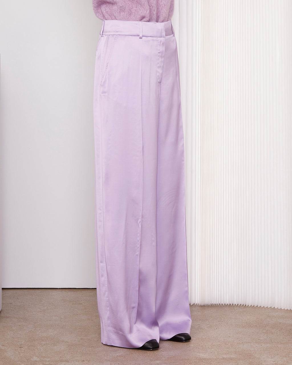 Officine Générale – Pantalon Rosa - Orchidée - Femme, pantalon large fluide lilas porté par un mannequin, vue de profil