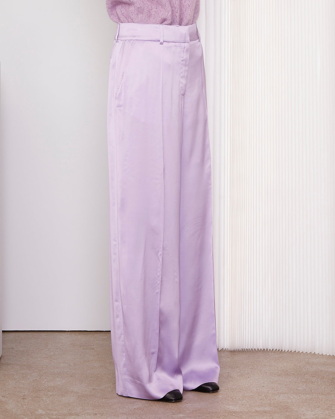 Officine Générale – Pantalon Rosa - Orchidée - Femme, pantalon large fluide lilas porté par un mannequin, vue de profil