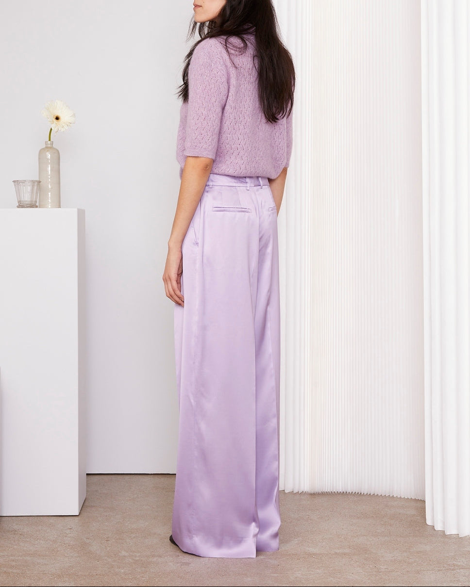 Officine Générale – Pantalon Rosa - Orchidée - Femme, mannequin de dos portant un pull lilas et un pantalon satiné lilas