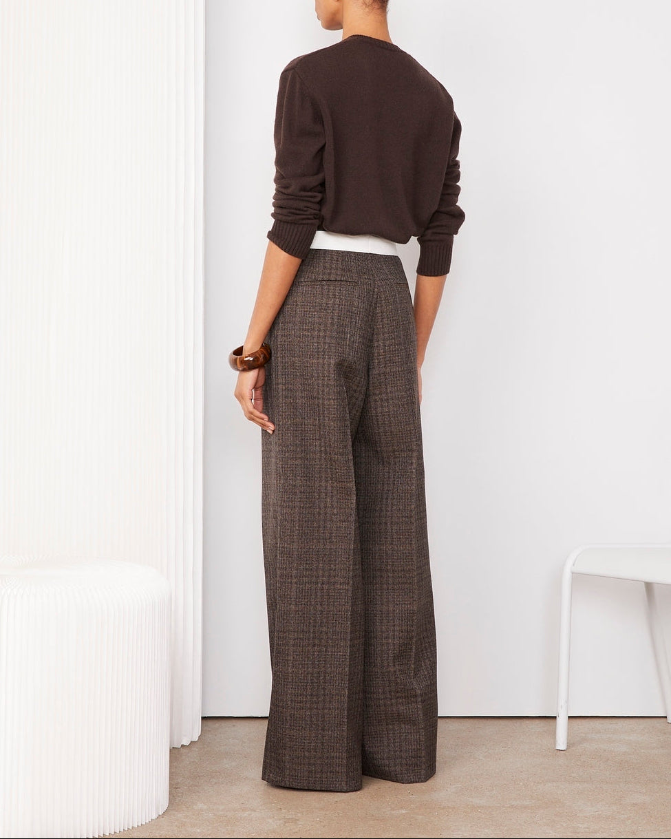 Officine Générale – Pantalon Elia Ceinturé - Café Glacé/Marron Foncé/Écru - Femme, mannequin de dos portant un pull marron et un pantalon large à carreaux