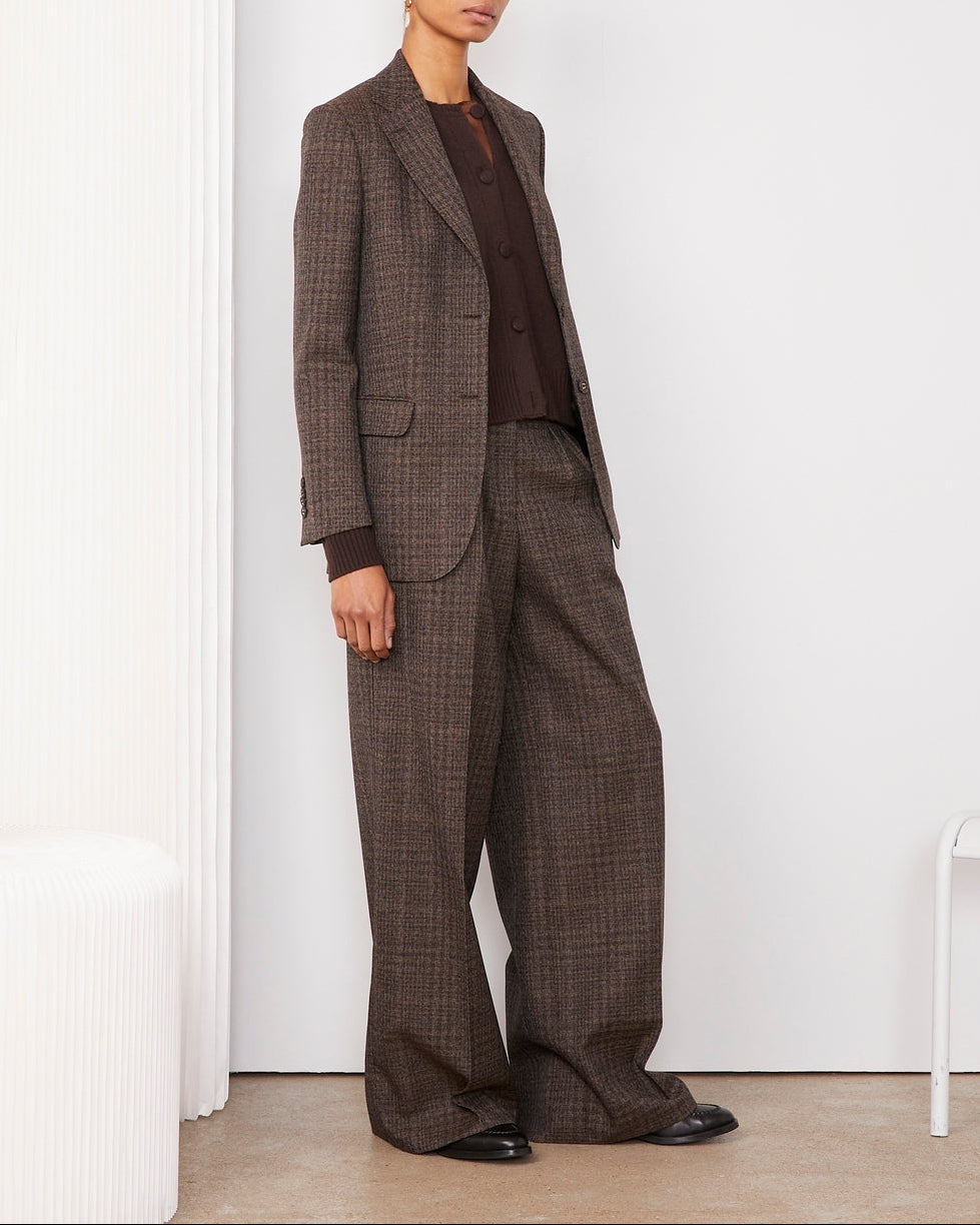 Officine Générale – Pantalon Elia Ceinturé - Café Glacé/Marron Foncé/Écru - Femme, mannequin femme portant un costume marron à carreaux, vue de face