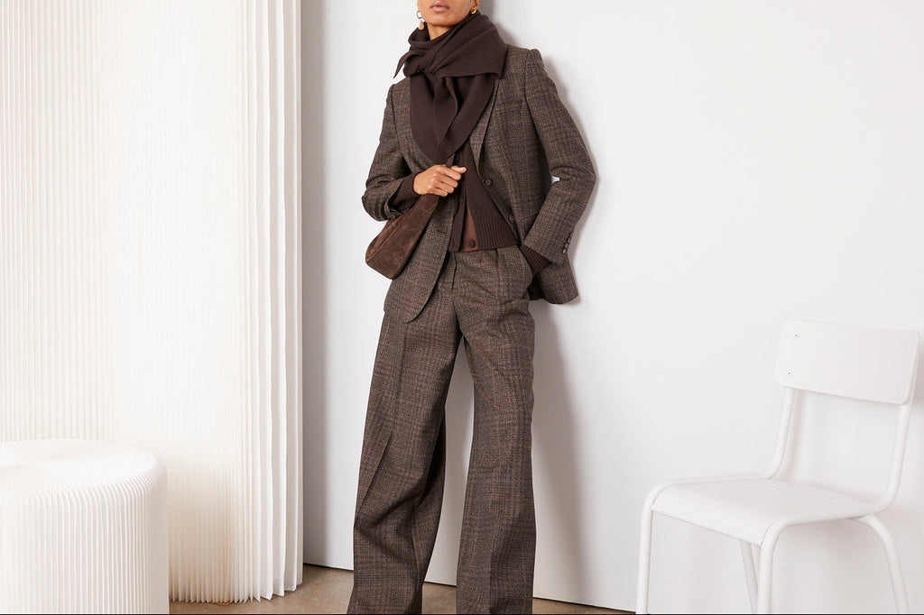 Officine Générale – Pantalon Elia Ceinturé - Café Glacé/Marron Foncé/Écru - Femme, mannequin femme vue de face, costume marron, écharpe et sac