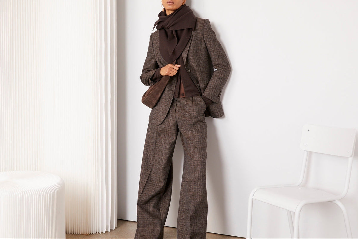 Officine Générale – Pantalon Elia Ceinturé - Café Glacé/Marron Foncé/Écru - Femme, mannequin femme vue de face, costume marron, écharpe et sac