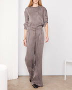Officine Générale – Pantalon Gracella - Anthracite - Femme, mannequin femme blonde, vue de face, portant un ensemble gris satiné