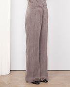 Officine Générale – Pantalon Gracella - Anthracite - Femme, pantalon large gris en suédine porté par un mannequin, vue de côté