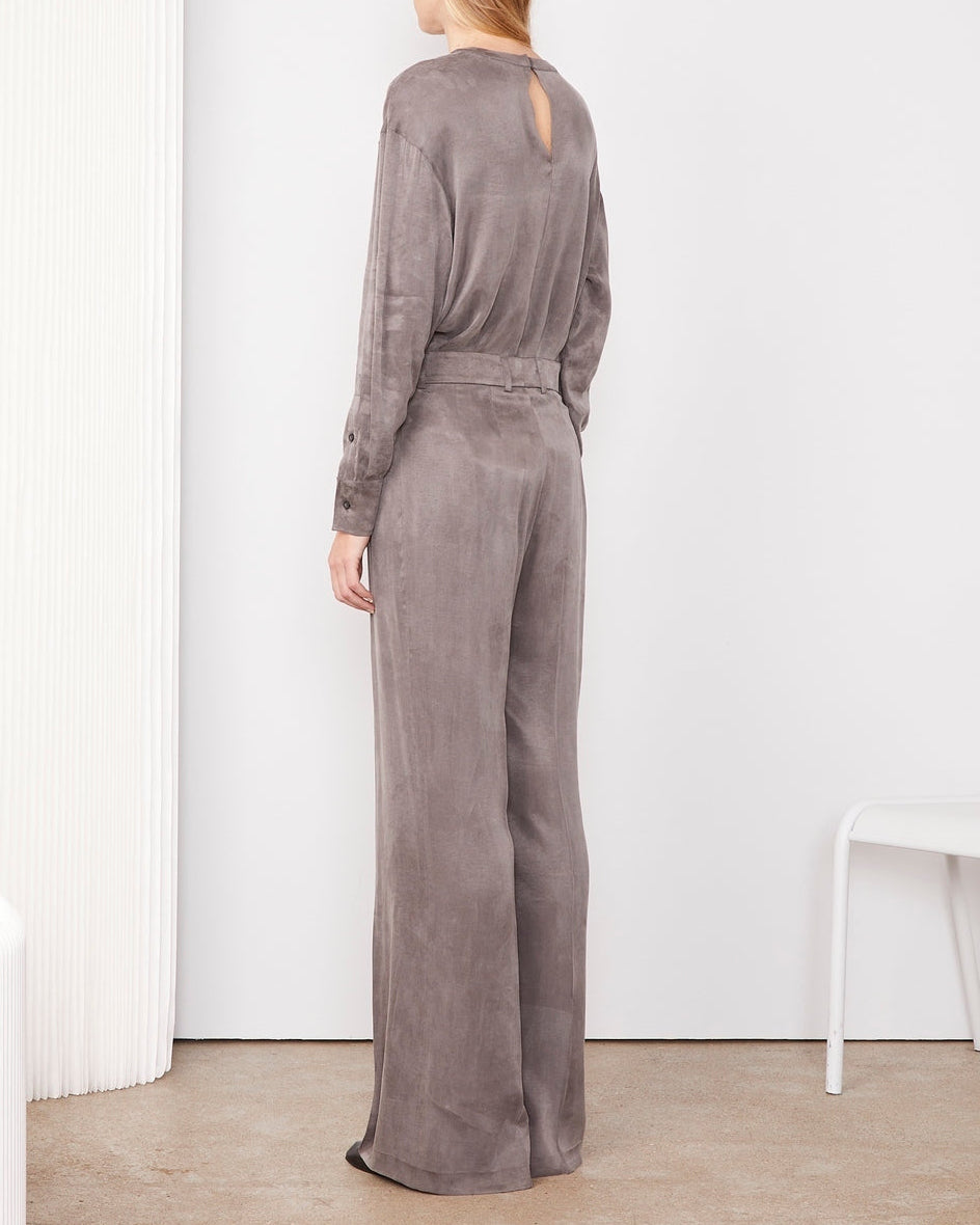 Officine Générale – Pantalon Gracella - Anthracite - Femme, mannequin de dos portant une combinaison pantalon gris foncé