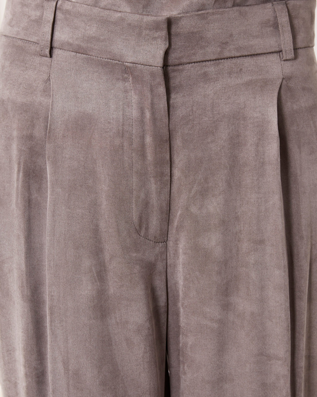 Officine Générale – Pantalon Gracella - Anthracite - Femme, détail de la ceinture et du pli d'un pantalon gris