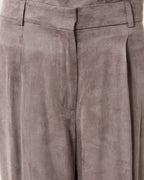 Officine Générale – Pantalon Gracella - Anthracite - Femme, détail de la ceinture et du pli d'un pantalon gris