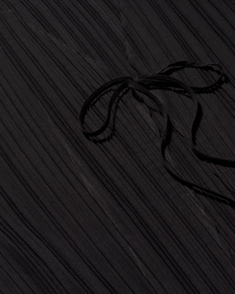 Blusa negra plisada Marina sostenible  - silueta 2