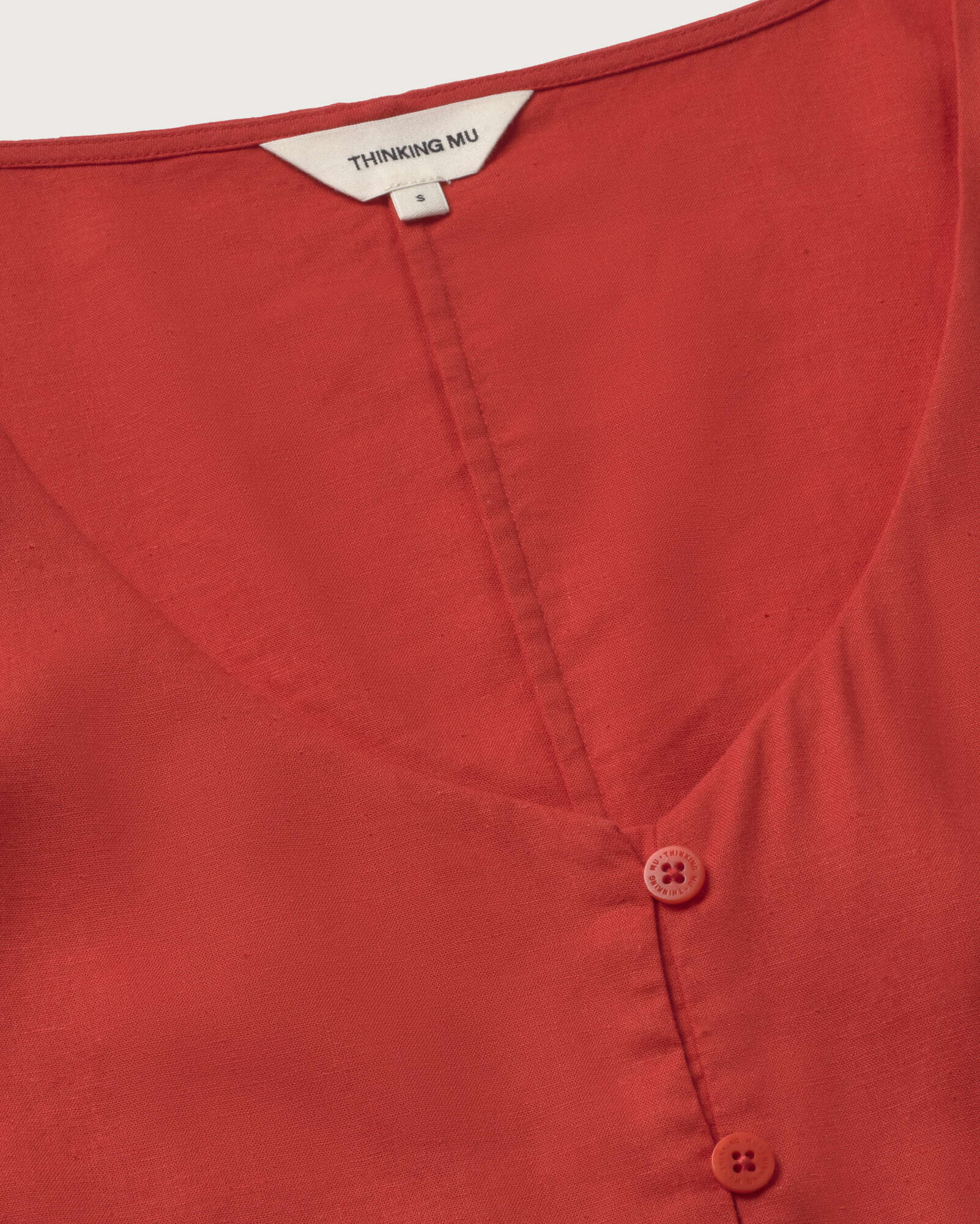 Blusa roja hemp Leia sostenible silueta - 2