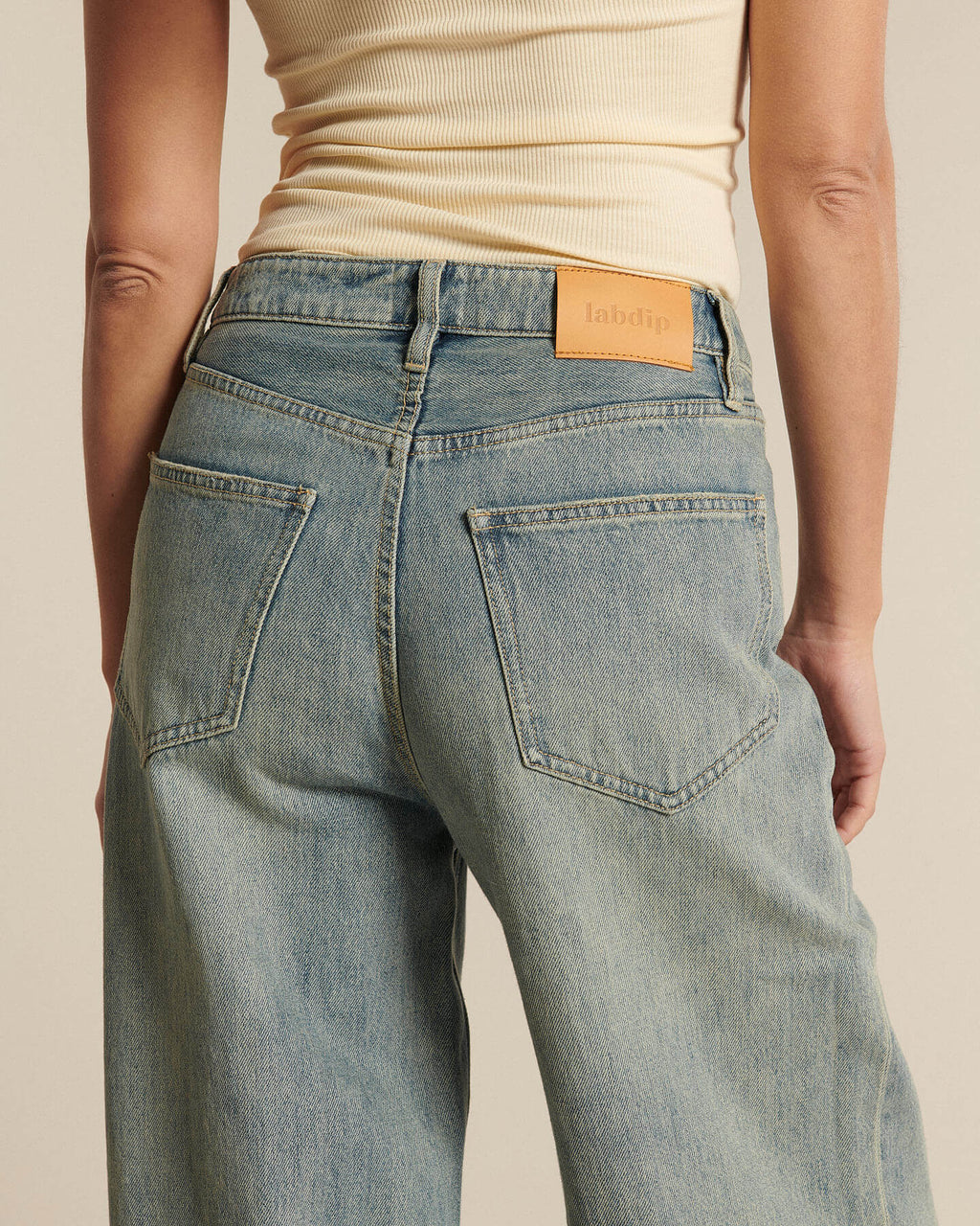 Jean en denim 100 % coton de couleur bleu délavé, coupe droite et confortable, conçu pour s’adapter à toutes les morphologies féminines.