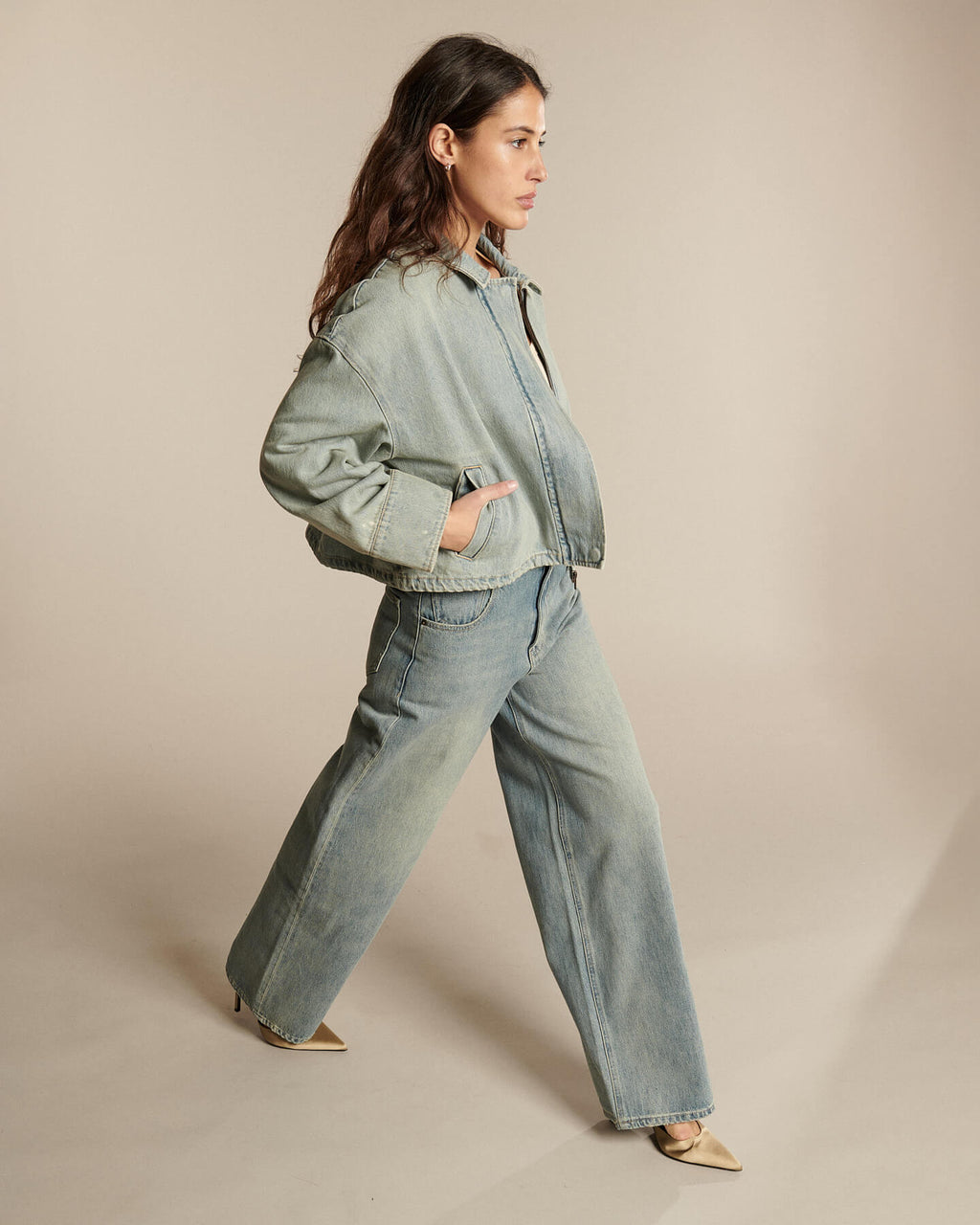 Jean femme en denim bleu délavé, coupe droite et ample, en coton, offrant un confort et une silhouette adaptable à toutes les morphologies.