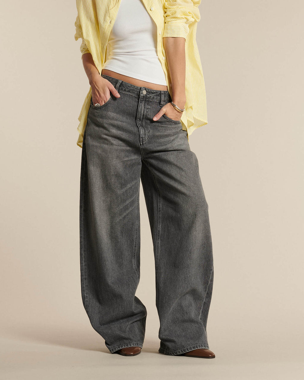Jean large en denim gris moyen 100% coton avec taille moyenne et coupe ample, conçu pour s’adapter à toutes les morphologies féminines.