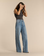 Jean femme en denim bleu clair 100 % coton, coupe droite et ample, matière confortable et adaptée à toutes les morphologies pour un style décontracté.