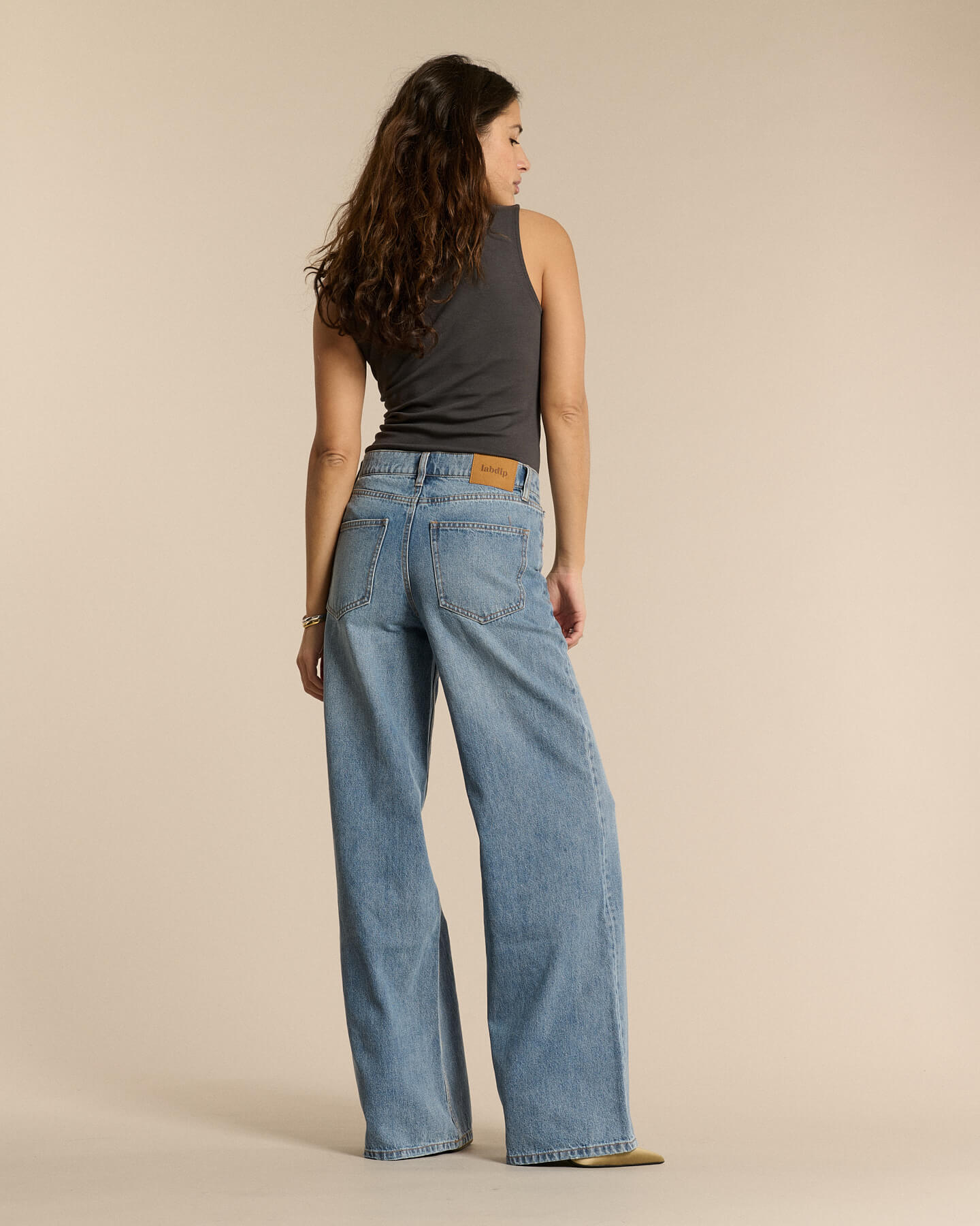 Jean en denim bleu clair 100% coton, coupe droite et ample, conçu pour s’adapter à toutes les morphologies féminines avec un style décontracté et confortable.